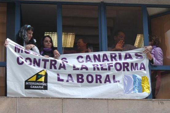 Les companyes sancionades despleguen la pancarta:  “Mujeres Canarias contra la reforma laboral”