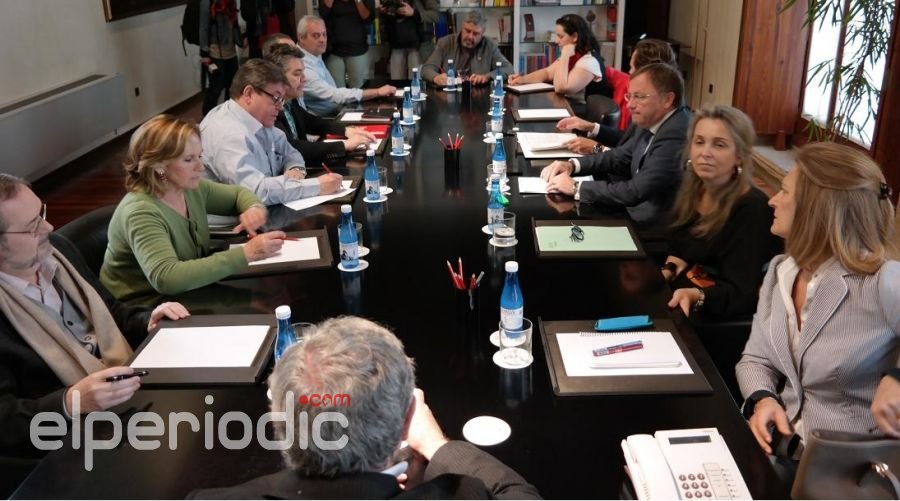 Imatge de la reunió del Conseller Moragues amb els sindicats de 30 d'abril proppassat