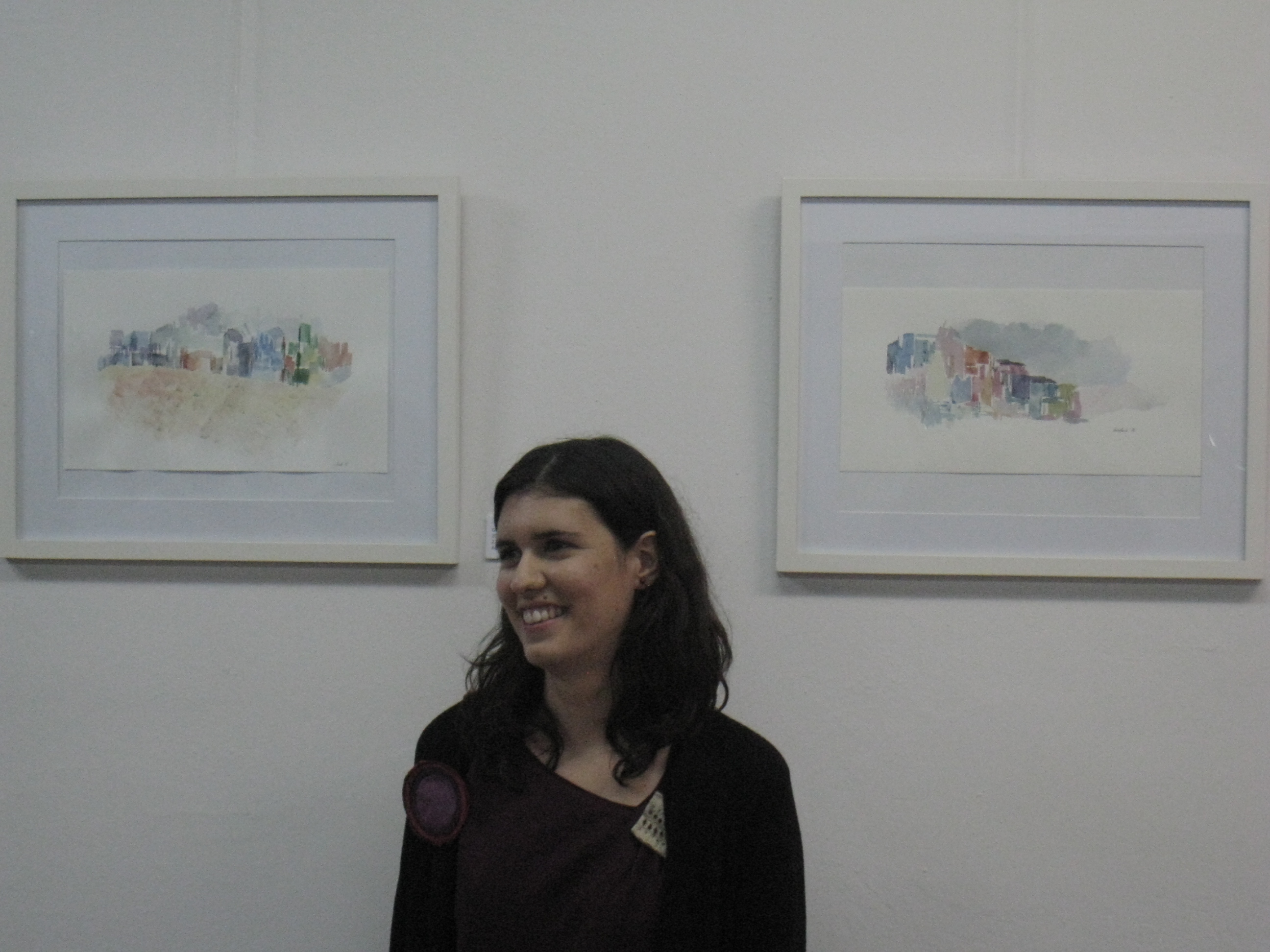 Lucía Bosch amb dos de les aquarl·les. Foto: Marcos Runo Amador