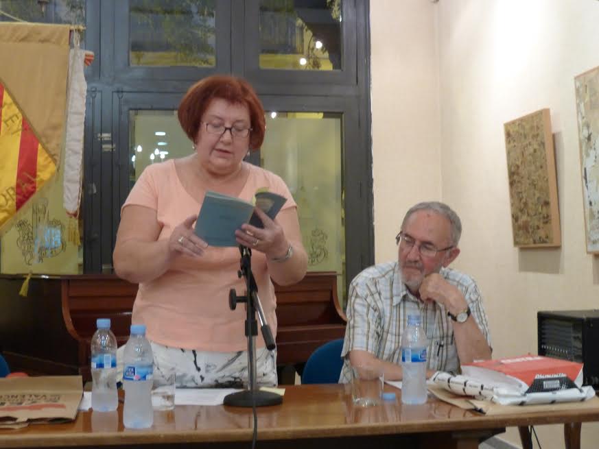 Isabel Robles recita i Jaume Pérez Montaner escolta.