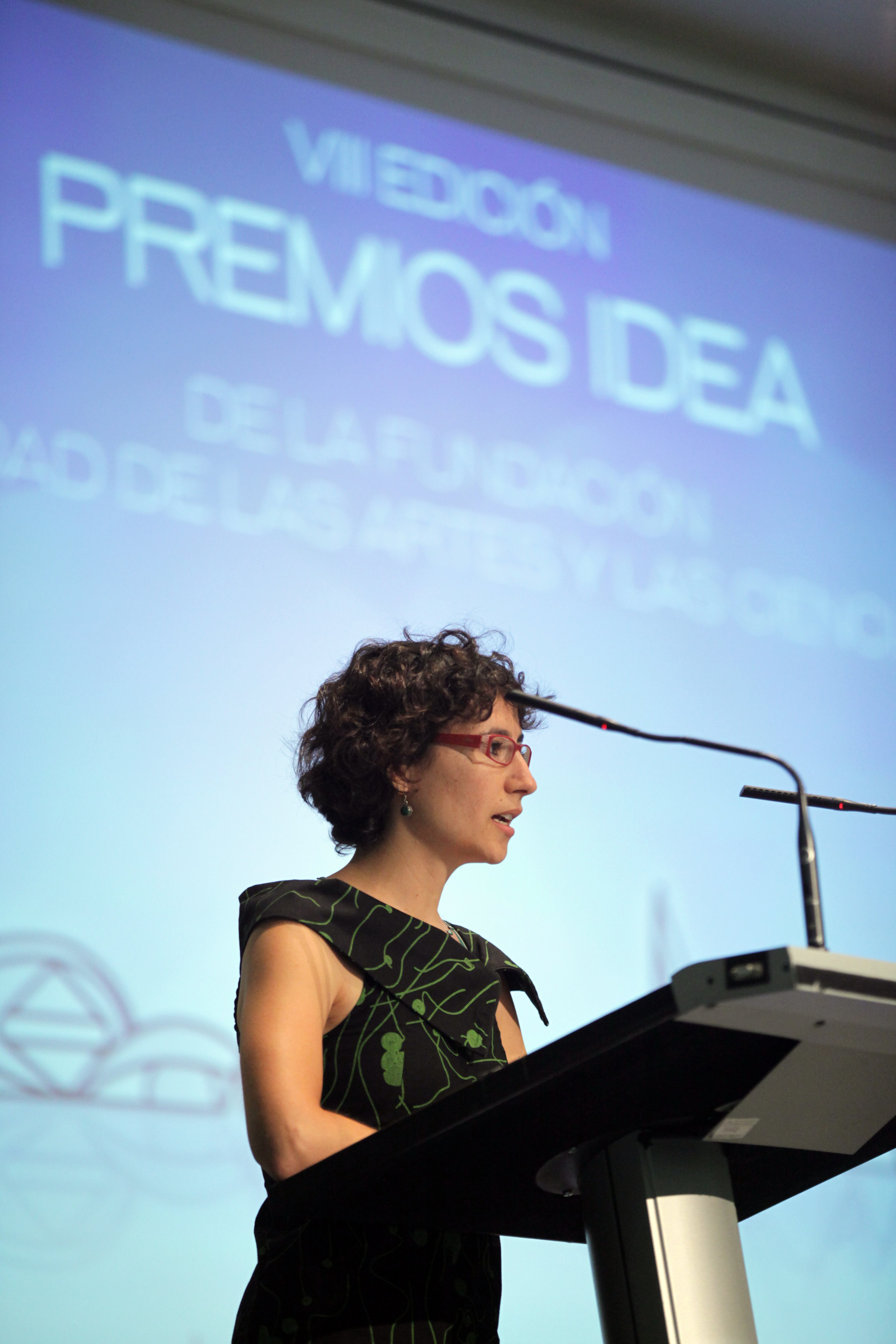 La doctora Pilar Bosch explicant la seua investigació durant l'acte de lliurament dels premis Idea.