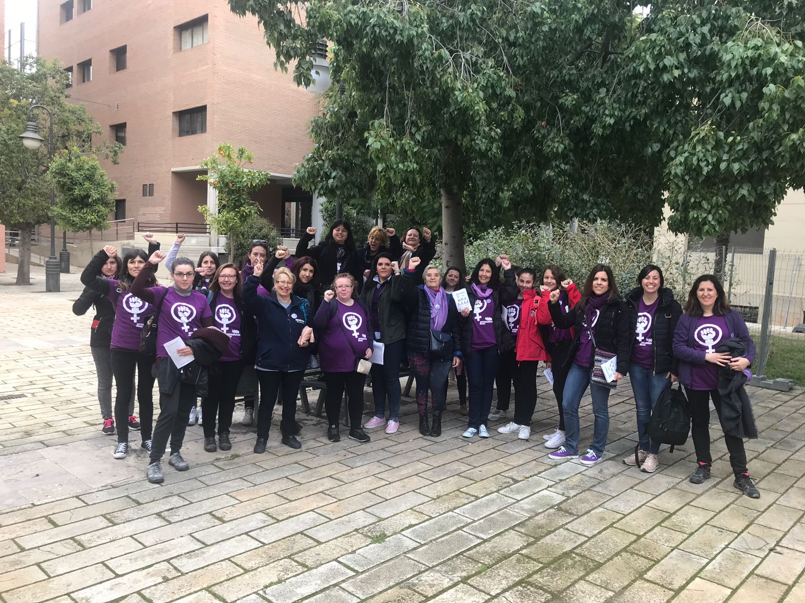 Dones de la Intersindical Valenciana participant a les accions del dia 8 de març