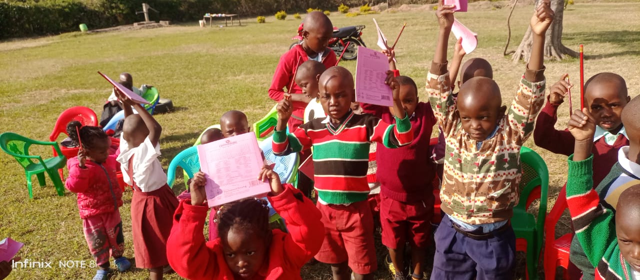 Estudiantes de l'Escola primària keniana del districte de Migori.