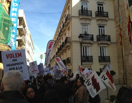 La marxa davant de les Corts Valencianes