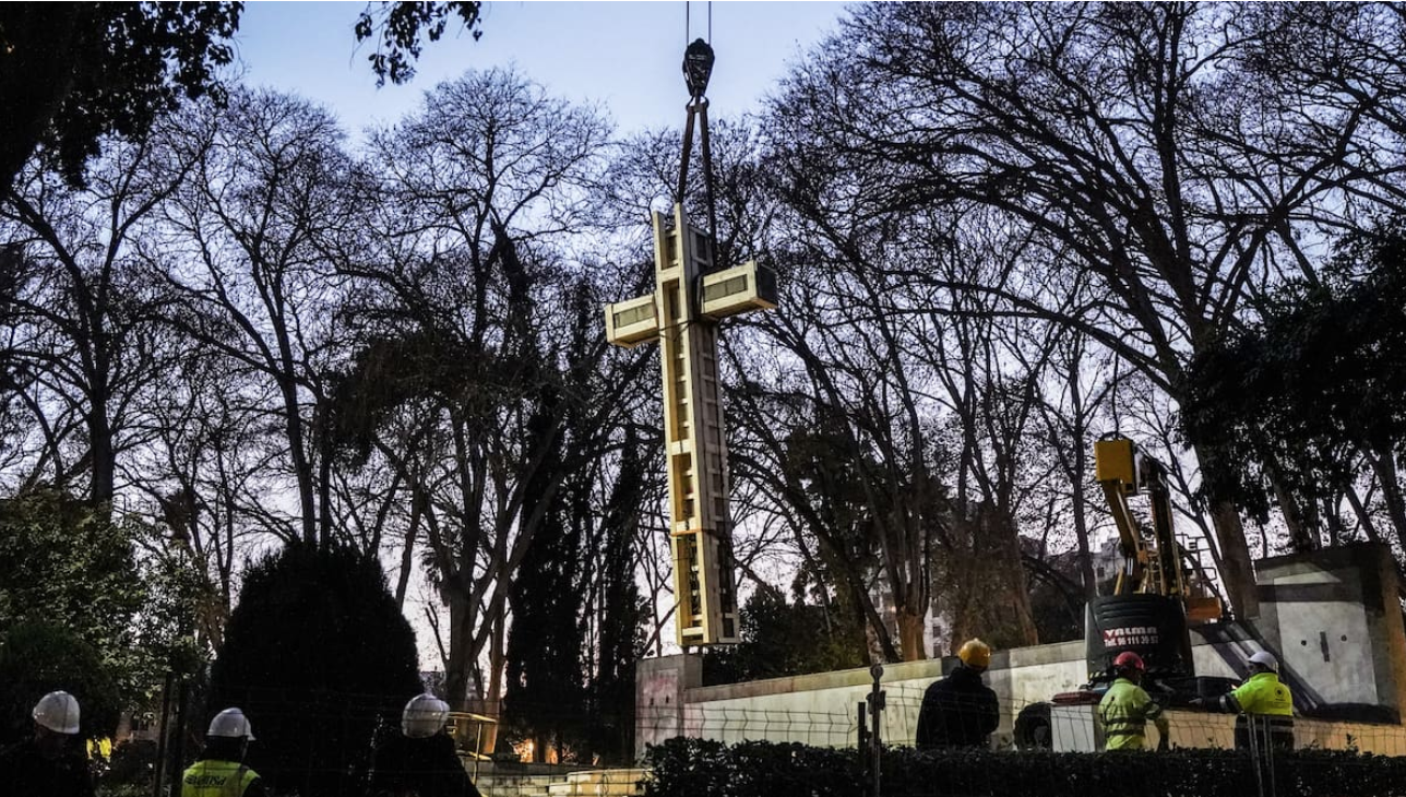 Retirada de la creu del parc Ribalta - Foto Cadena Ser