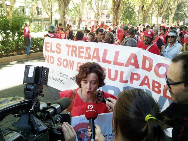 Salut Alcover, d'Intersindical Valenciana, parla a la premsa en la concentració d'aquesta vesprada.