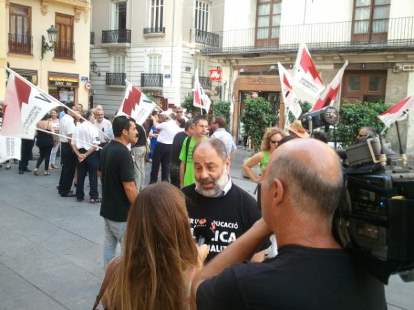 Concentració davant del Palau de la Generalitat valenciana.