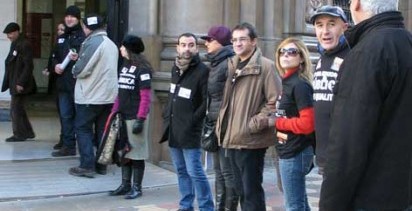 Delegats i delegades d’Intersindical han escenificat aquesta retirada de diners en el Banc de València, a la ciutat de València.