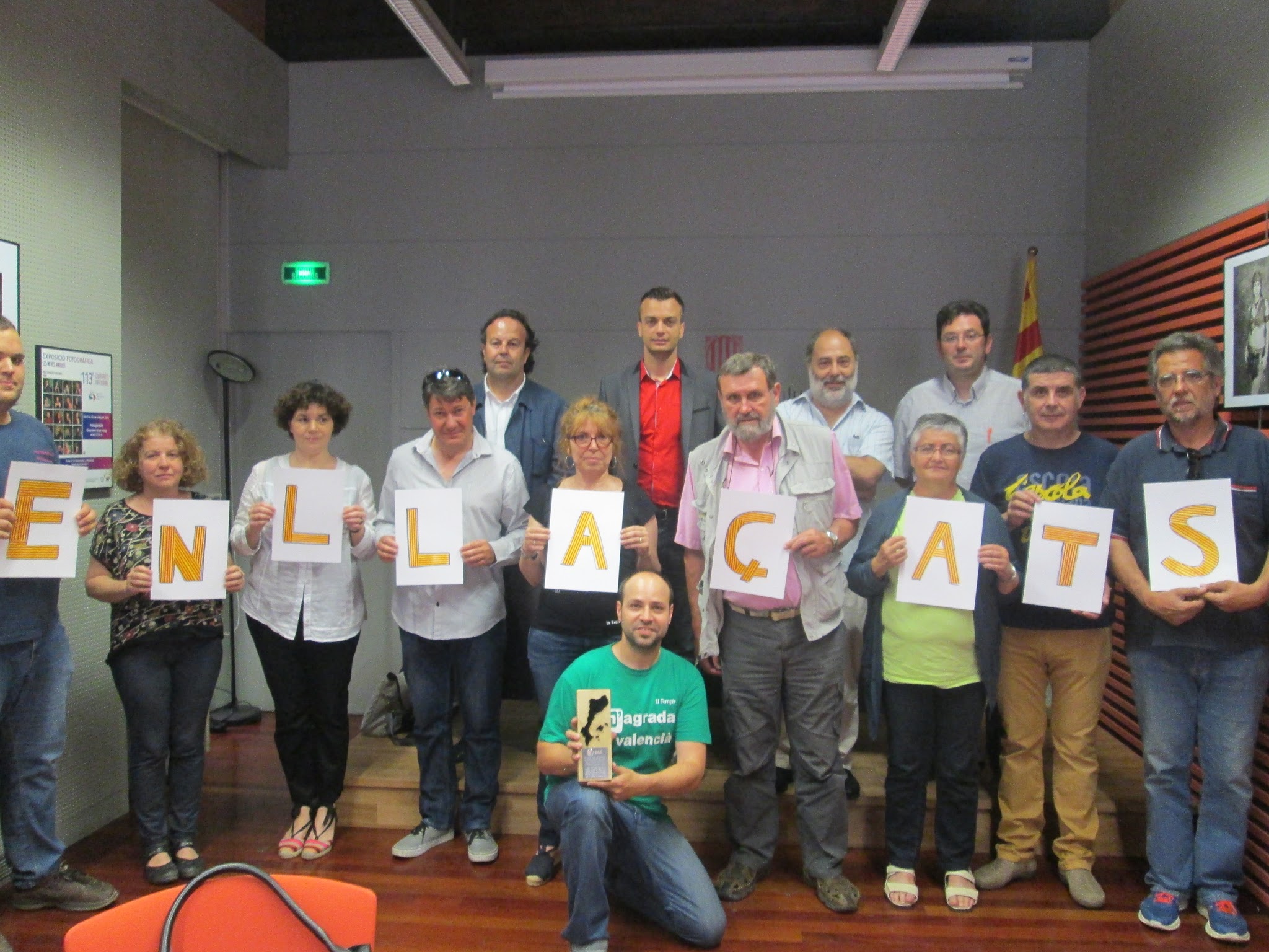 Membres d'Enllaçats per la llengua, amb les escoles de la Catalunya Nord