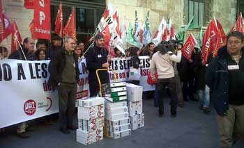 Lliurament de signatures per la dimissió del conseller Vela, aquest matí al Palau de la Generalitat.