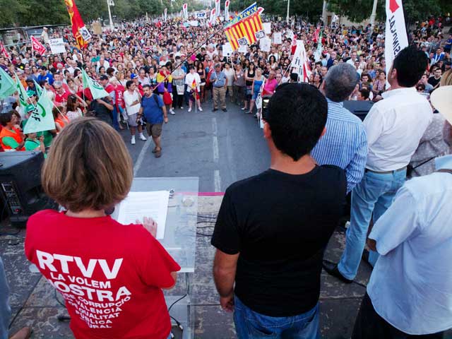 La periodista de RTVV, Xelo Miralles, llig el manifest unitari al final de la manifestació.