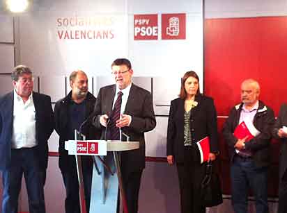 Ximo Puig, líder del PSPV, amb els representants sindicals. Vicent Mauri, d'Intersindical Valenciana, a la seua dreta.