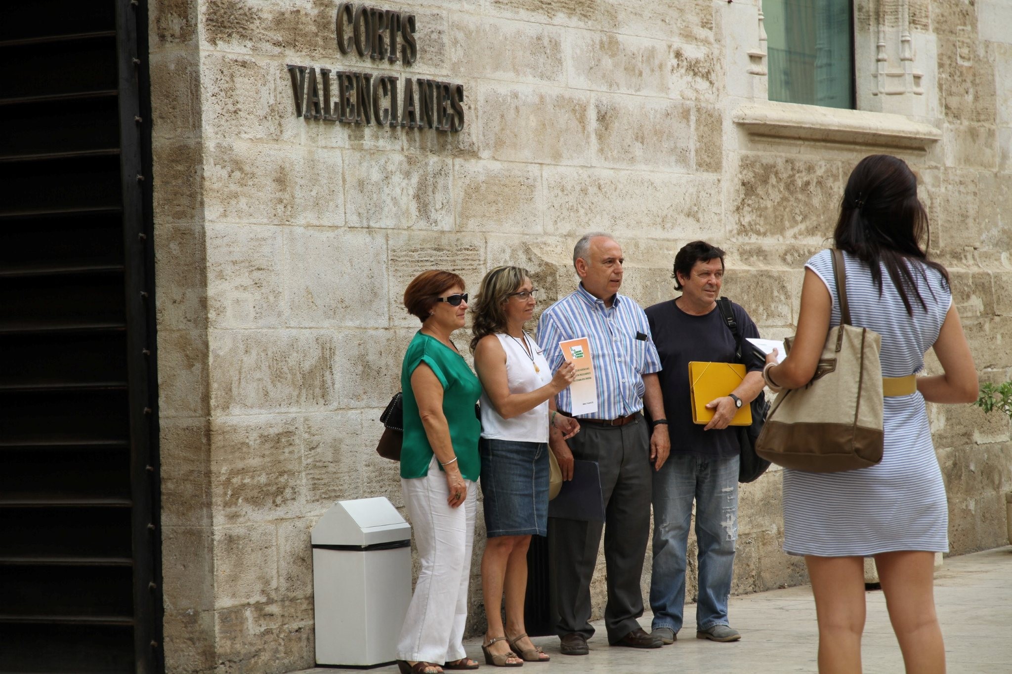 Maria Nuñez, de la Intersindical Valenciana, amb altres persones de l'Aliança en la porta de les Corts Valencianes.