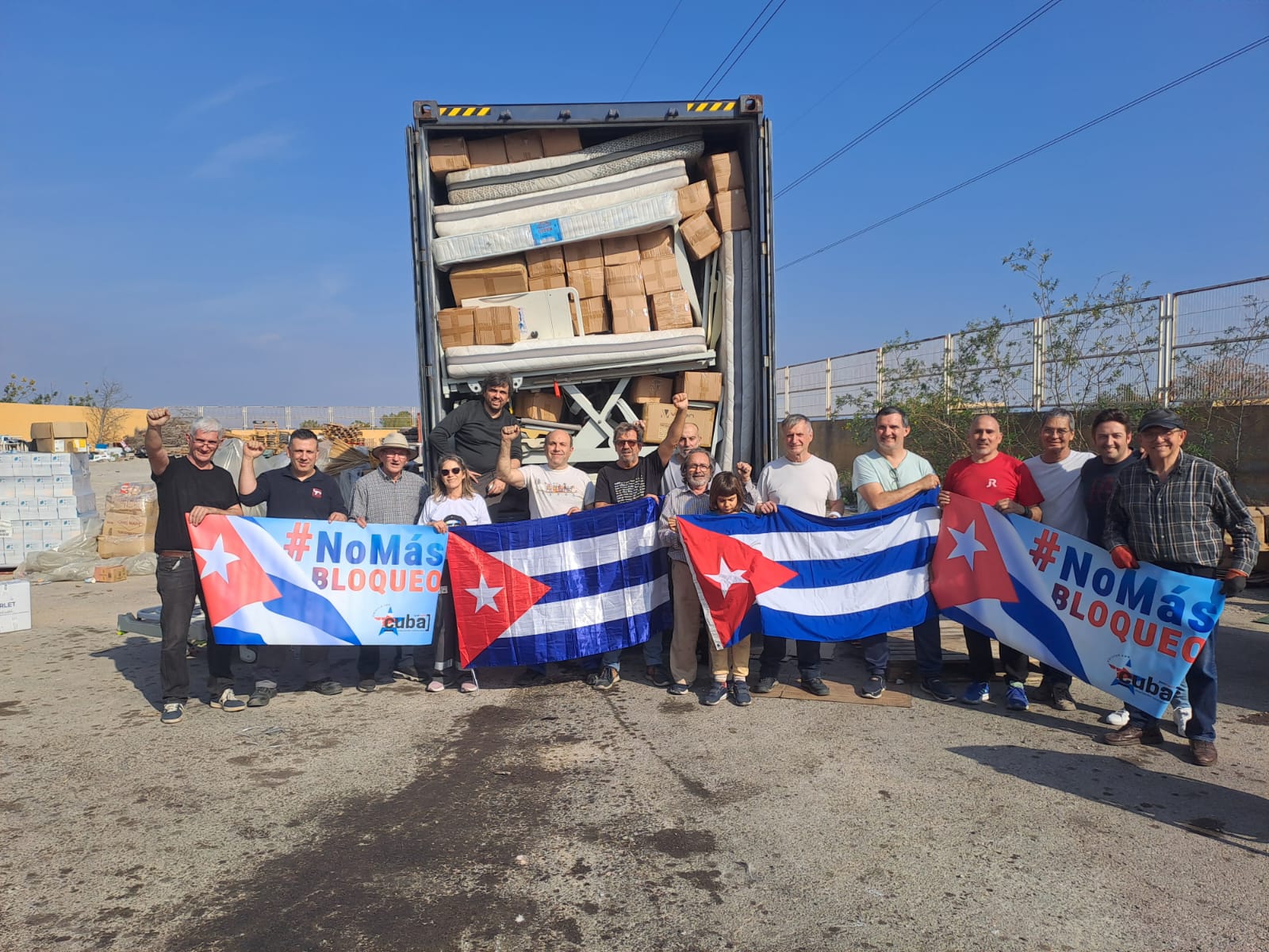 Voluntaris després de carregar el contenidor amb material sanitari