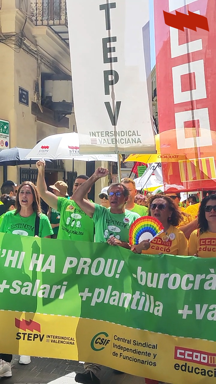 El professorat ix en massa als carrers per exigir la represa de les negociacions amb la Conselleria d’Educació