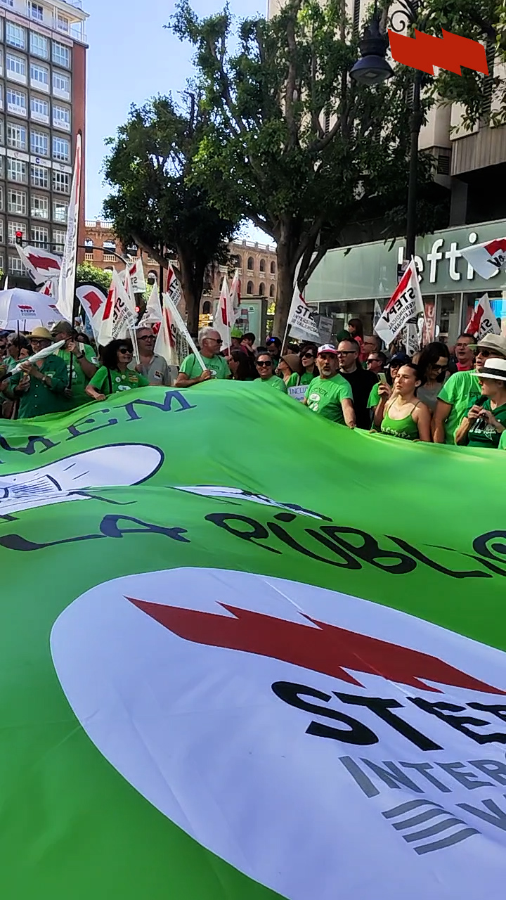 Professorat i famílies omplin València per exigir un acord amb la Conselleria d’Educació