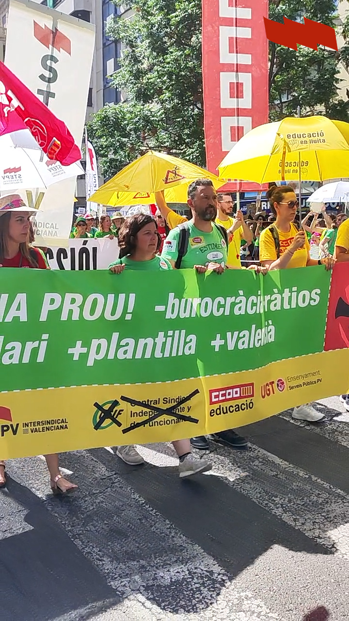 El professorat ix en massa a València contra la intransigència de la Conselleria