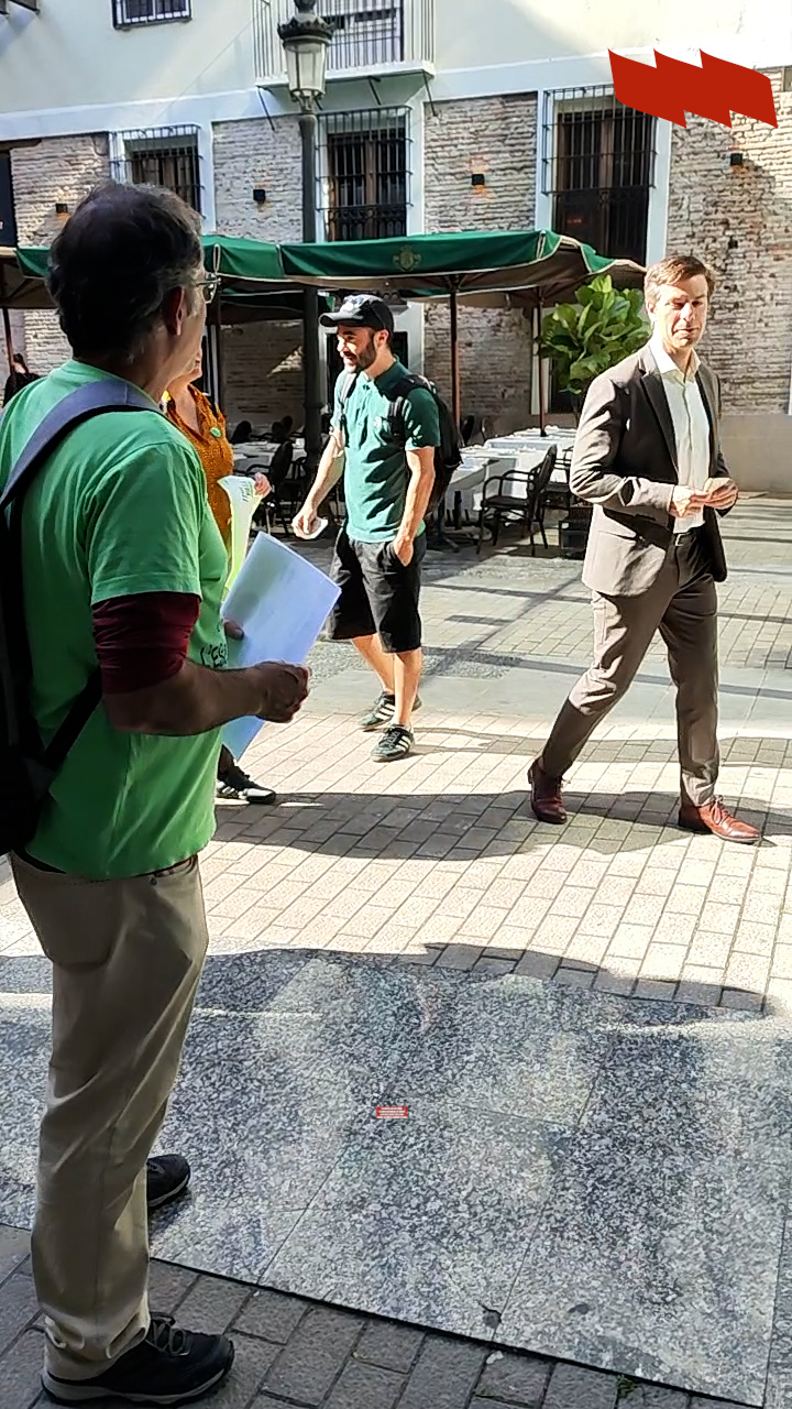 La consellera evitar trobar-se amb els docents en vaga en un acte d’ADEIT