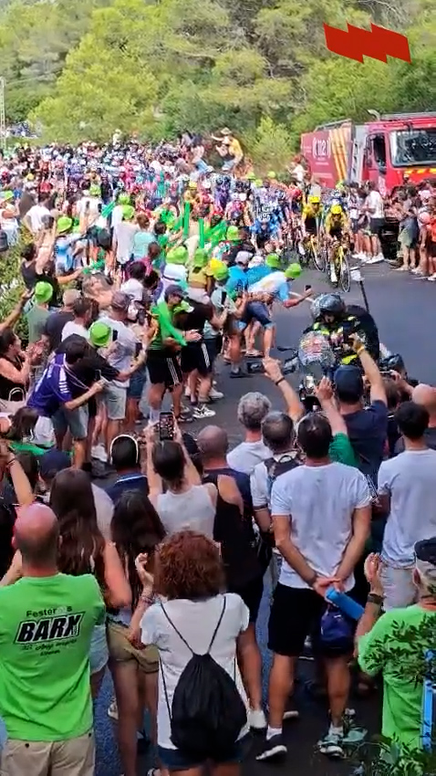 El professorat valencià visibilitza la lluita educativa al pas de la Vuelta Ciclista per la Safor