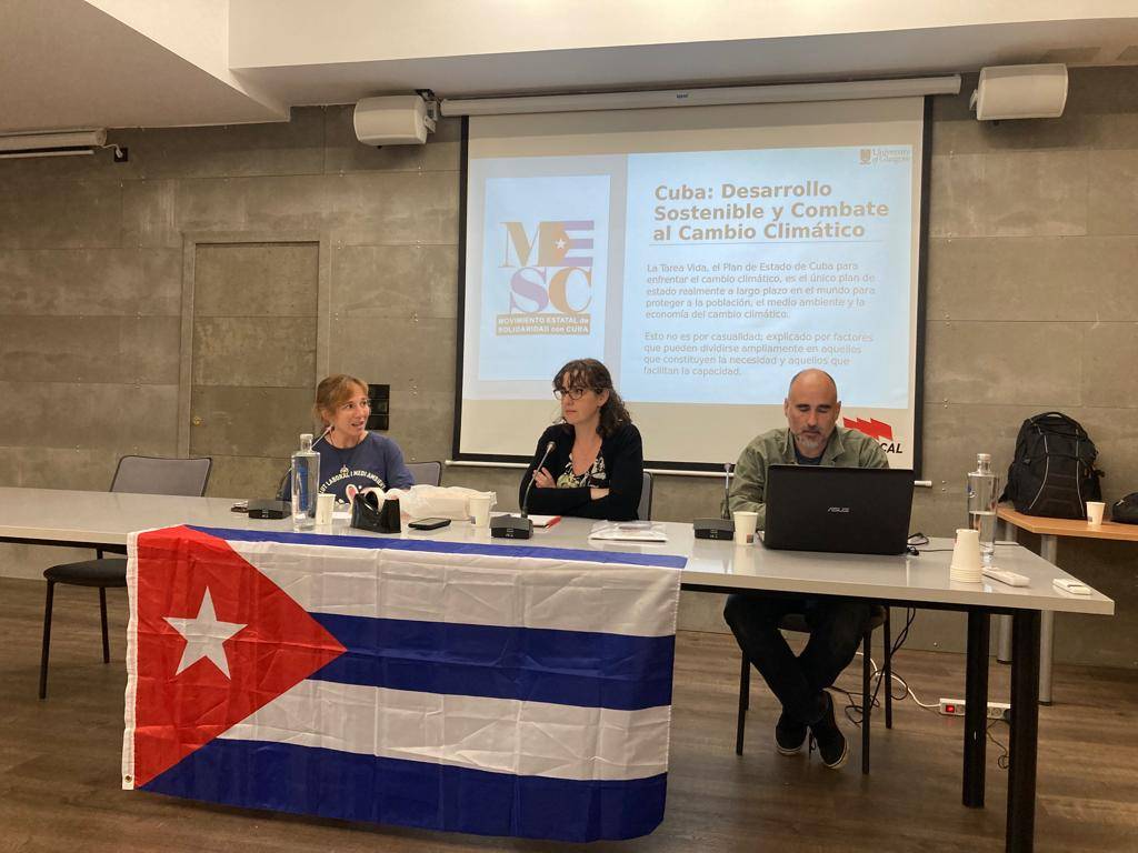Helen Yaffe, professora de la Universitat de Glasgow, presenta el Pla de Cuba front al canvi climàtic, junt amb organitzacions ecologistes i solidàries del País Valencià