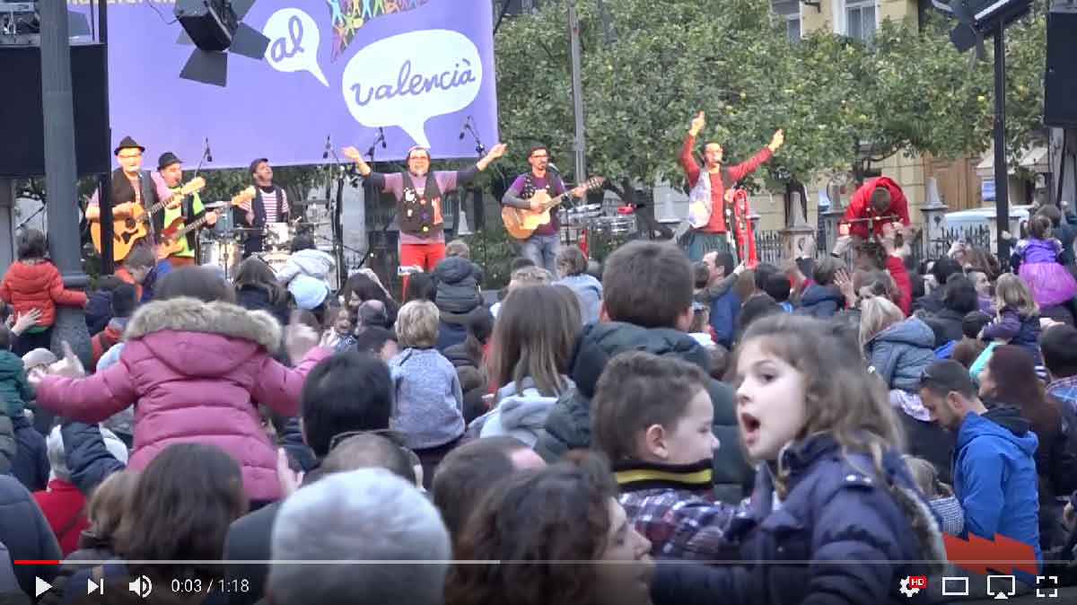 Milers de persones reivindiquen l’educació i el valencià