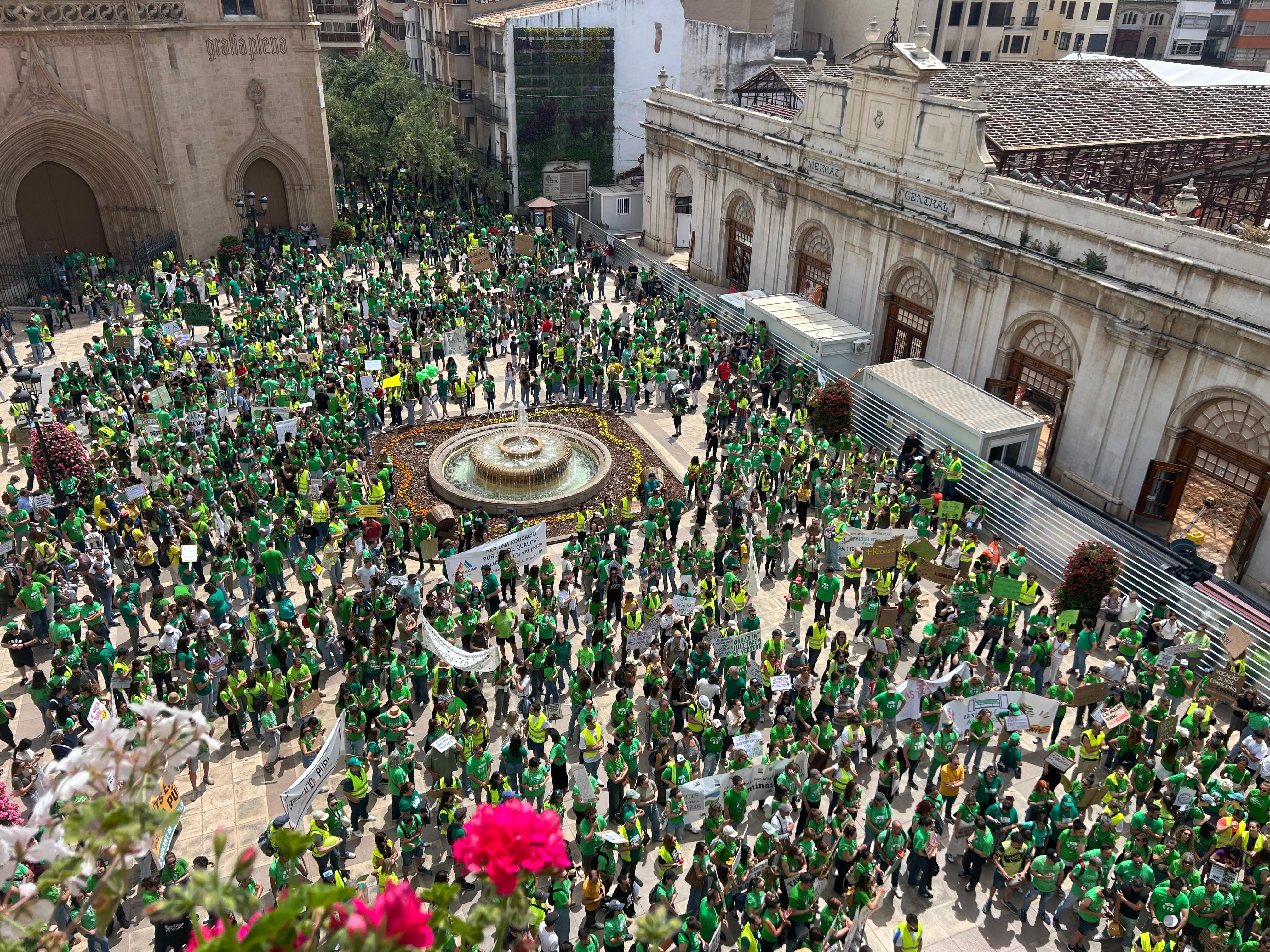 Una multitud a la Plaça Major de Castelló