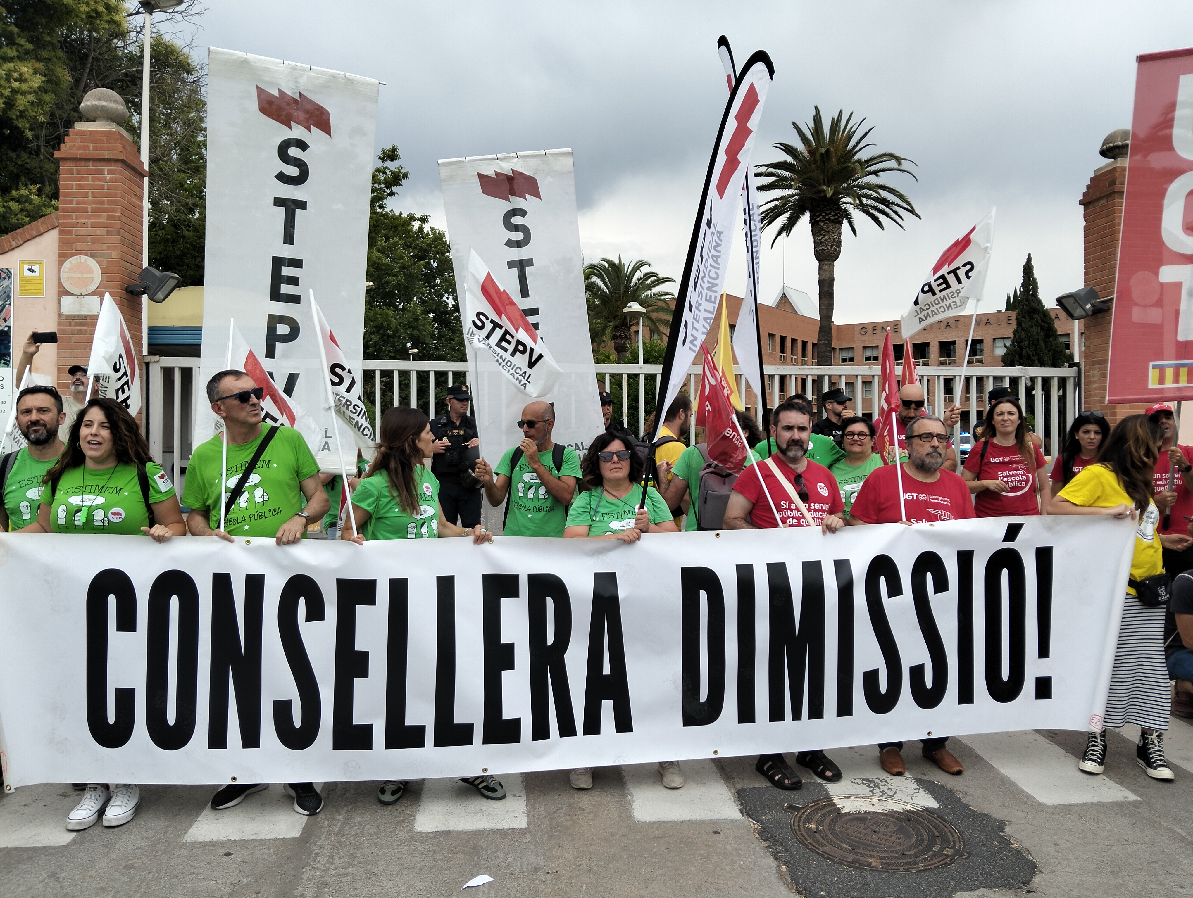 A les portes de Conselleria d'Educació