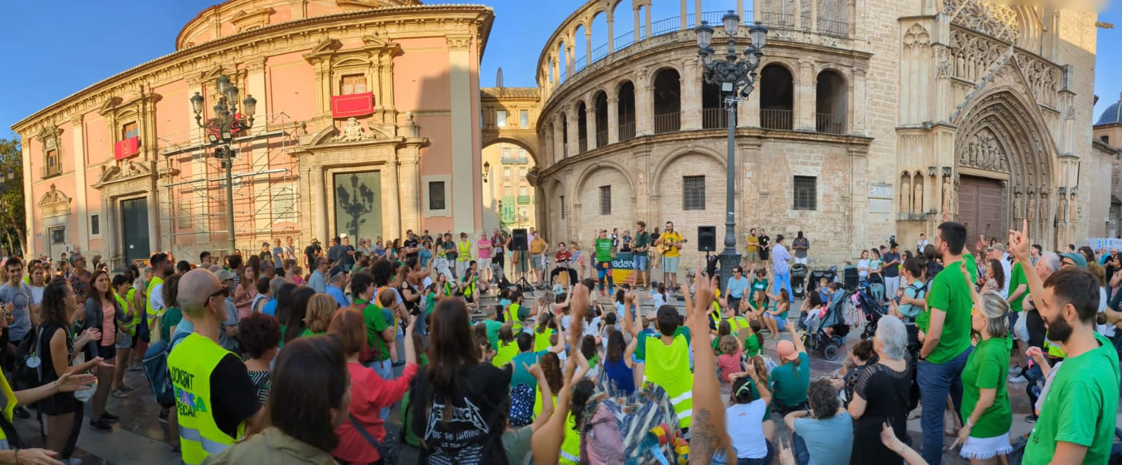 Actuació en la plaça de la Mare de Déu de València