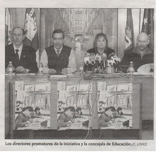 Recorete de prensa con la foto de la concejala de Educación y los Directores