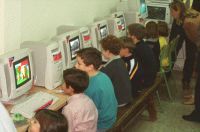 Foto escolares en una aula de informática